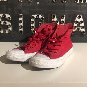 Converse Chuck Taylor II - 6 Men’s / 8 Women’s